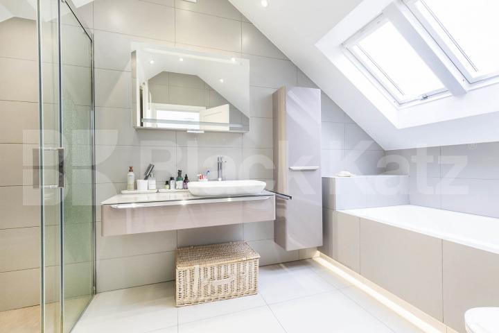 A beautifully presented 5 bedroom detached family home with luxury cinema room Barnet Gate Lane, Barnet